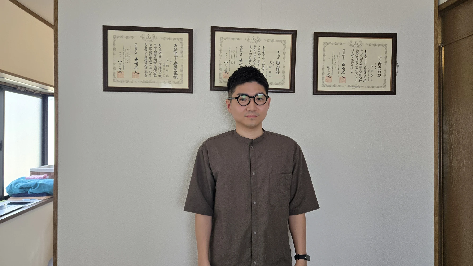 院内で撮影した施術者の写真
